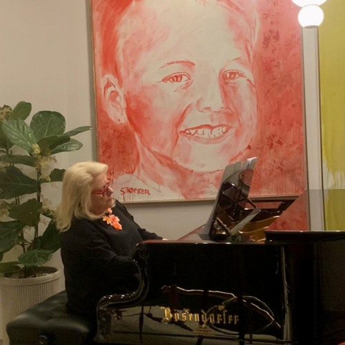 Photo of Antoinette van Zabner at piano