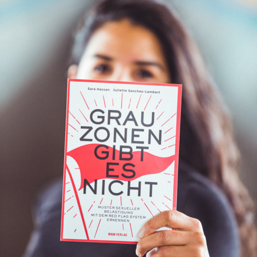 Photo of Sara Hassan with her book, It's not that grey (Grauzonen gibt es nicht)
